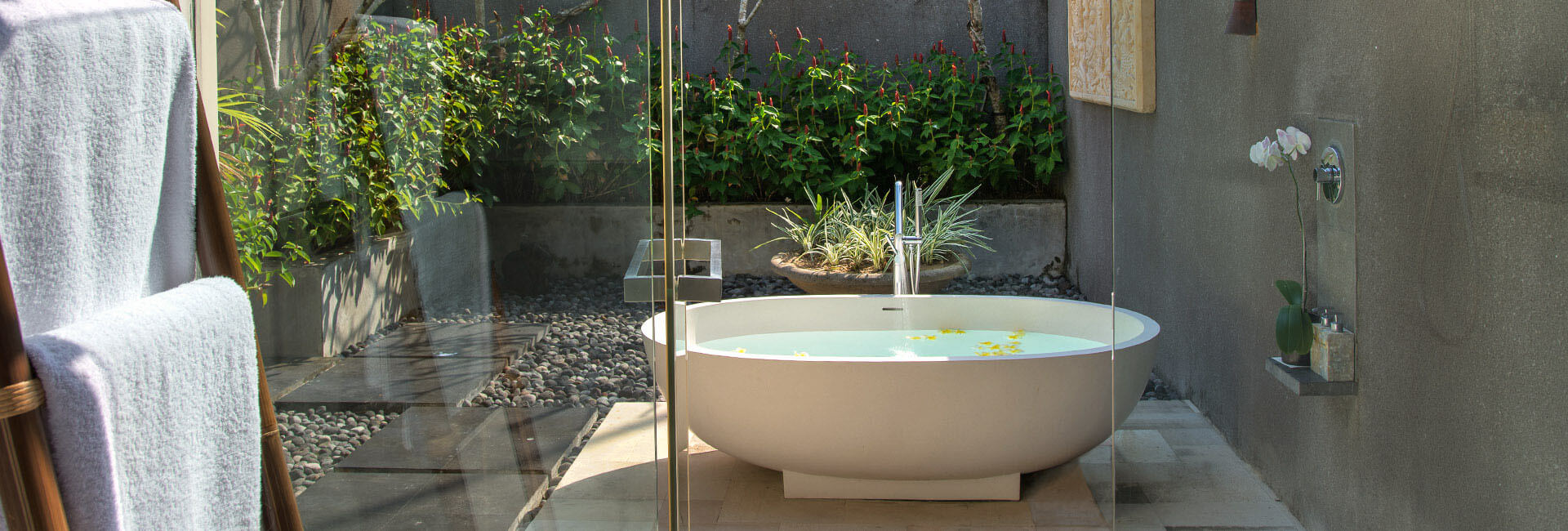 Seseh Beach Villa I - Guest bedroom one ensuite