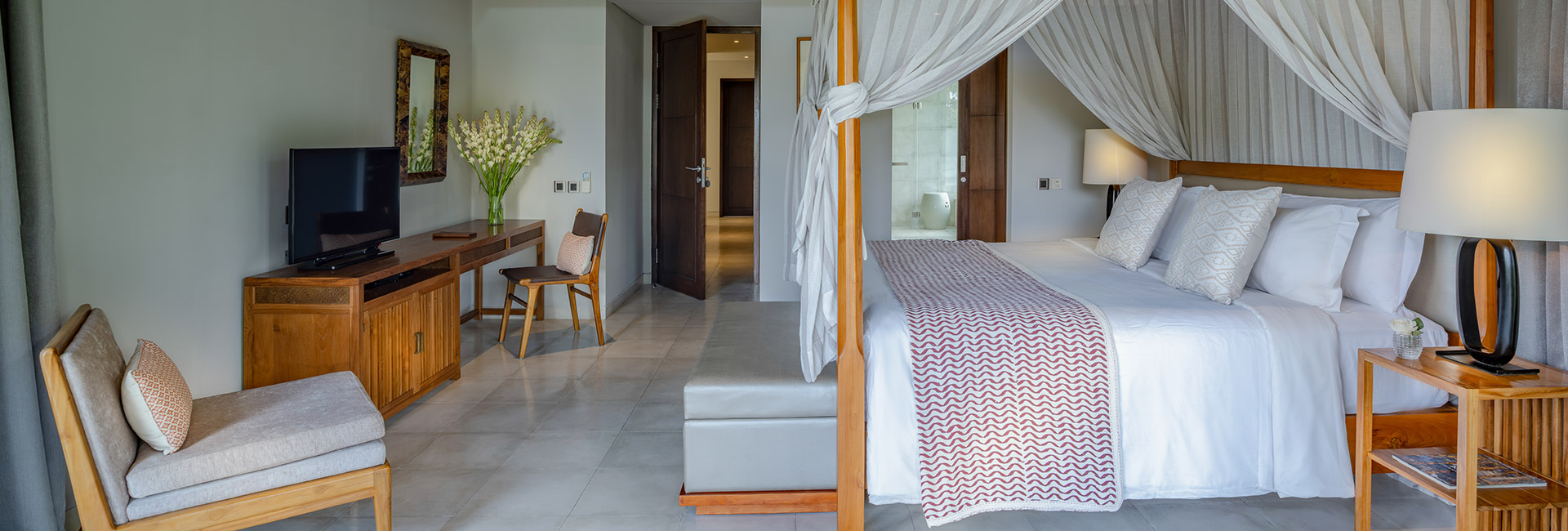 Seseh Beach Villa II - four-poster king bed